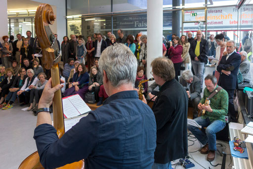 Vernissage: Musik von Johannes Brackmann (Kontrabass), Siggi Meier (Saxophon) und Roger van Triel (Gitarre).