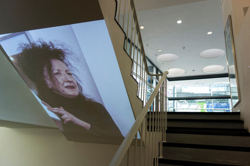 Projektion von Portaitfotos von Doris Schöttler-Boll auf die beiden Treppen im Untergeschoss (Fotos: Erwin Wiemer, Konzept: Wolfram Lakaszus), hier: Treppe rechts 