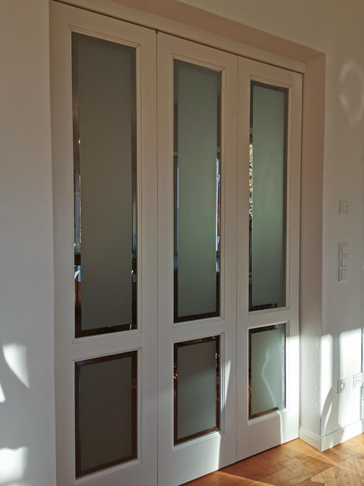Glasdrehtüre - mit Sandstrahlung und beidseitiger Facette - © Glaserei Allgäuer