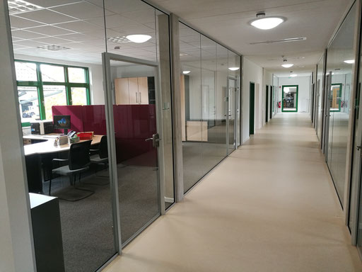 Ganzglasanlage - Büroabtrennung - Zarge - Schallschutz - © Glaserei Allgäuer