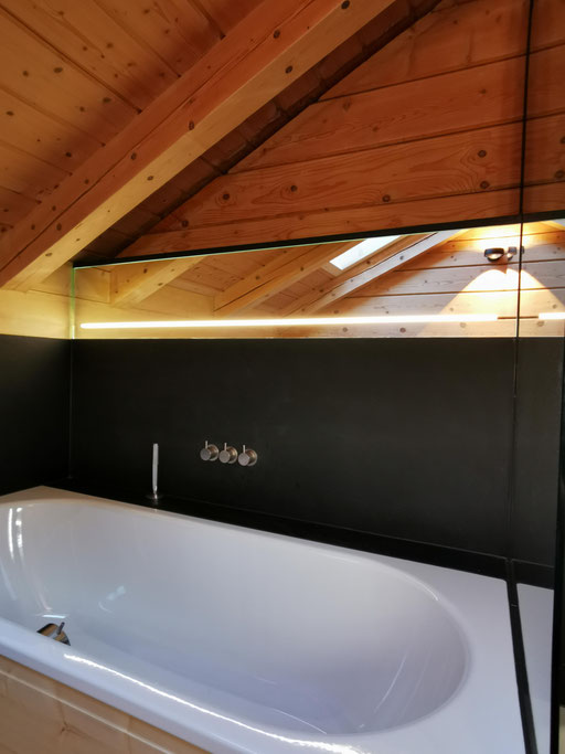 LED Spiegel - mit vergossener LED Technik für den Badbereich - © Glaserei Allgäuer