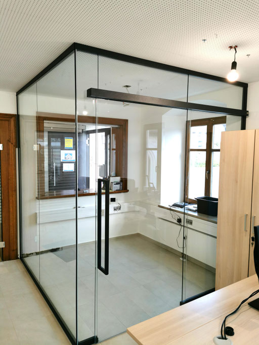 Büroabtrennung aus Glas - Glasabtrennung - Glasschiebetüre - Uniqiun - © Glaserei Allgäuer