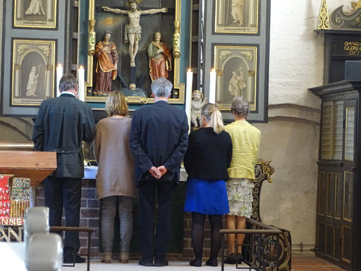 Mitglieder des Imkervereins lesen das Fürbittengebet