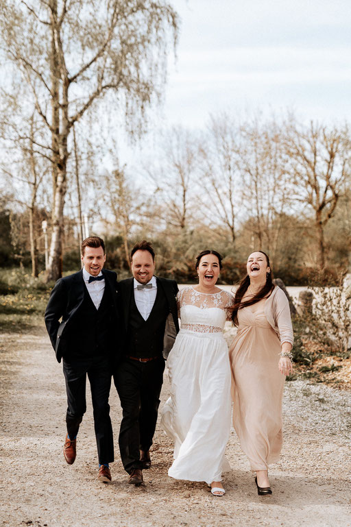 Das Brautpaar mit seinen Trauzeugen. Hochzeit bei Maiers Hofstubn. Hochzeitsfotografen sind  Mr & Mrs Wedding.