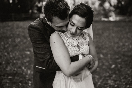 Schwarzweiß-Bild eines glücklichen Brautpaars, eingefangen von Mr & Mrs Wedding Fotografie.