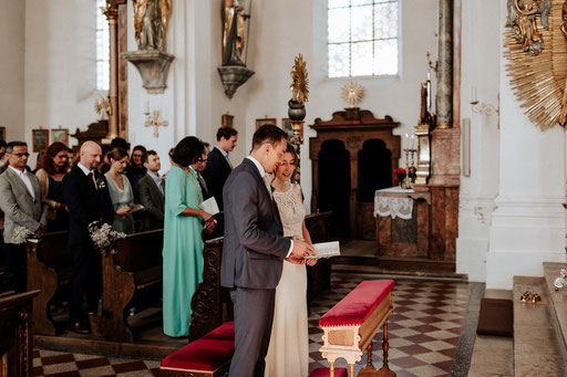 Hochzeit in der St. Sixtus Kirche am Schliersee. Das Brautpaar sing bei der musikalischen untermalung mit. Hochzeitsfotograf Mr & Mrs Wedding.