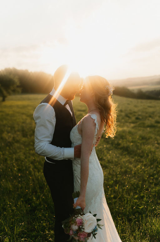 Brautpaar beim Shooting vor einem Sonnenuntergang