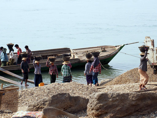 Schwerstarbeit - Frauen entladen Kiesfrachter am Irrawaddy ...