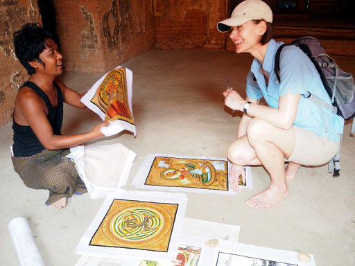 Maler in einer Pagode in Bagan