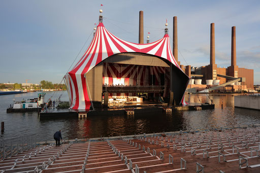 Aufbau „Cirque Nouveau – Das Sommerfestival der Autostadt" Verschiffung der Hafenbühne - Juni 2016