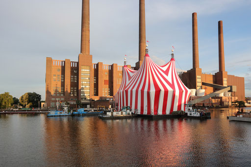 Aufbau „Cirque Nouveau – Das Sommerfestival der Autostadt" Verschiffung der Hafenbühne - Juni 2016