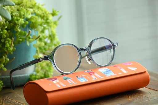 ◎フレーム：omodok／little-104M　◎レンズ：Ito Lens／1.67薄型非球面レンズ