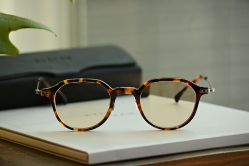 ◎フレーム：EYEVAN / RAMSEY-C　◎レンズ：TALEX / MO'EYE BROWN