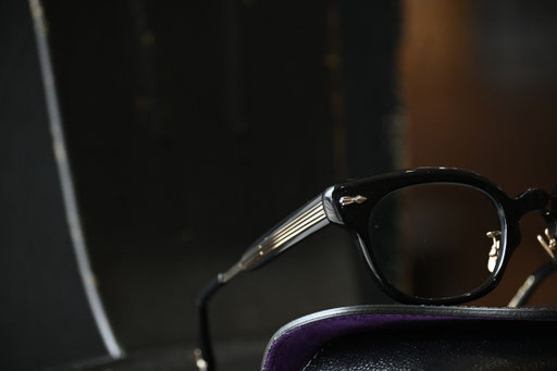 ◎フレーム：GROOVER SPECTALES／ARMSTRONG　◎レンズ：HOYA／NULUX1.60 SENSTY DARK GREEN