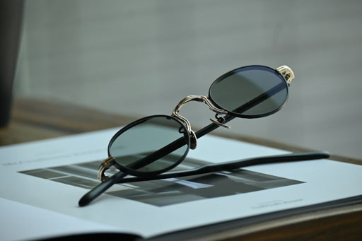 　【奥様】◎フレーム：Mr.Gentleman EYEWEAR / RYAN　◎レンズ：HOYA / NULUX SENSITY DARK