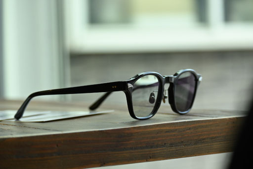 ◎フレーム：GROOVER SPECTALES／DOLLⅢ　◎レンズ：HOYA／NULUX1.60 SENSTY DARK GREEN
