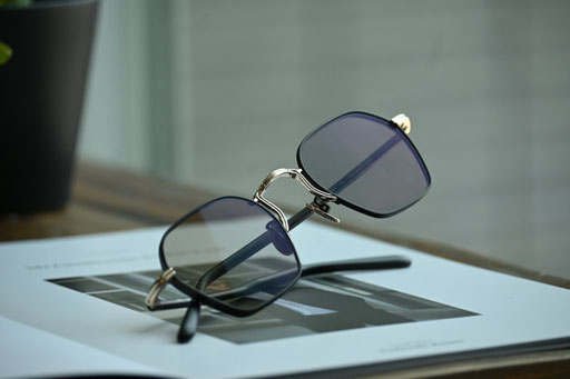 【ご主人様】◎フレーム：Mr.Gentleman EYEWEAR / EMMA　◎レンズ：HOYA / NULUX SENSITY DARK