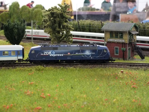BR 120.151-6 DB mit ZDF-Werbung