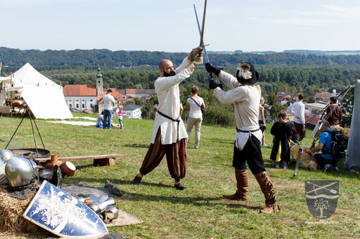 Frederik (links) und Dustin (rechts) gehen die Grundlagen mit des Schwertkampfes nach Talhoffer durch. (Teil 1) /Foto: Stephan