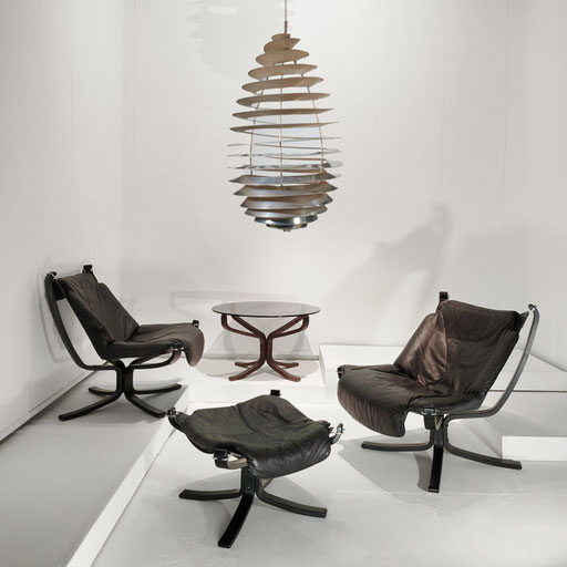Sigurd Ressell "Falcon" Lounge Chairs, Footrest, Low Table by Vatne Mobler 1970 / Poul Henningsen Louis Pulsen Large Spiral Lamp 1943. PN.Modern