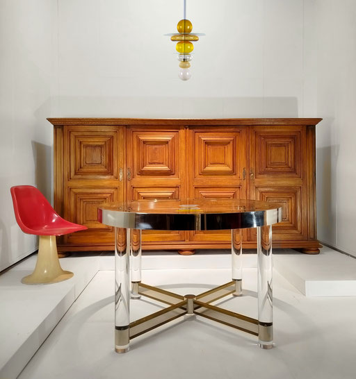 Spanish Handcrafted Brutalist Storage in Massive oak, 1940s / Soviet Design Side Fibreglas Sidechair, 1960s / Ettore Sottsass Veninin Chandelier, 1980s. PN.Modern