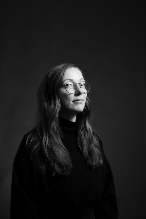 Junge Frau mit Brille und langen Haaren in Studio Beleuchtung. Porträt Foto. Fotostudio in Regensburg.