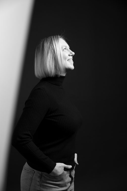 Blonde Frau im Profil in Fotostudio. Regensburg.