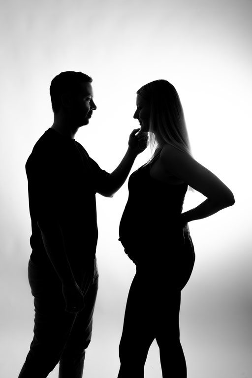 Silhouette von jungem Paar. Mann und Frau. Frau ist schwanger.