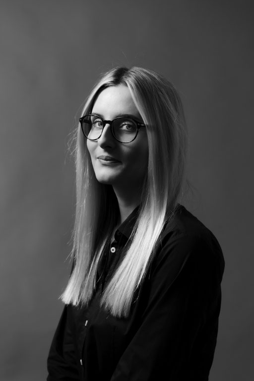 Junge Frau mit Brille in dramatischer Fotostudio Beleuchtung. Schwarz weiß Foto. Regensburg.