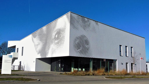 Umsetzung Rasterbild auf Fassade. Motiv dog, 7.000 x 1.800 cm. Design: Felix Weinhold und Ott Architekten