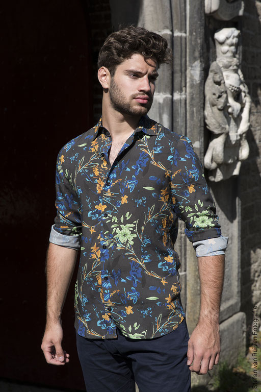OUTRGS Men's Fashion, Sutainable Fashion, Mannenmode, Herenmode, Kledinglabel, Herenlabel, New Brand, Men's Brand, Men's Fashion, Men's Wear, Dutch Label, Content Creator, Photography, Photographer, Fotografie, Mode, Fashion, Printed Shirt, Flower Shirt