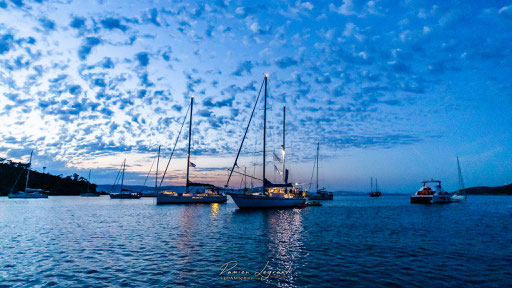 Nuit tombante dans la baie de Port Man, île Port-Cros - FR83