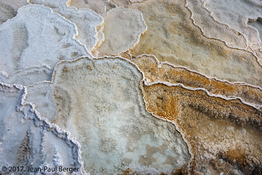 Yellowstone - Mammoth Hot springs terraces - Les eaux thermales riches en dioxyde de carbone qui diffusent dans la roche sous-jacente, dissolvent du carbonate de calcium. En surface le dioxyde de carbone passe dans l'atmosphère entraînant la formation de 