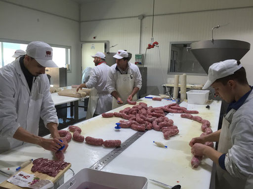 produzione laboratorio salumi salame crudo insacco legatura ferrere asti langhe piemonte