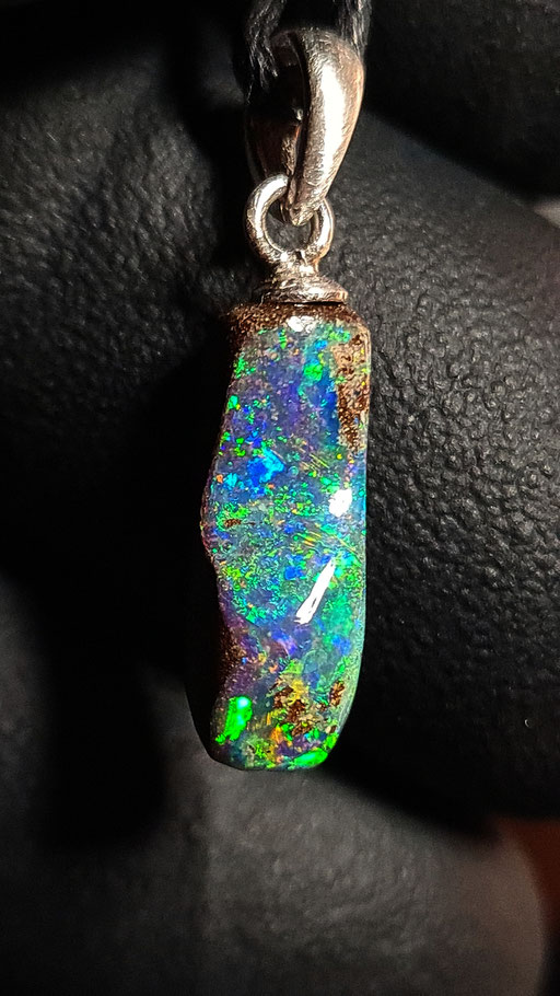 Opal mit Silberöse