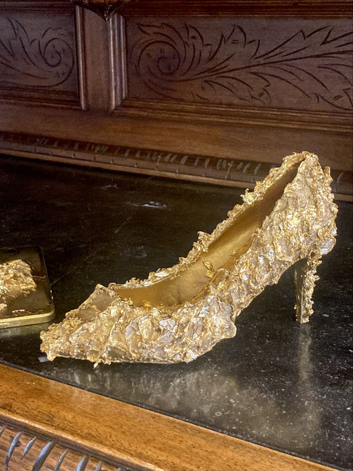 Skulptur: "vergoldeter Schuh"                      200,- (Vergoldung 32 Karat)