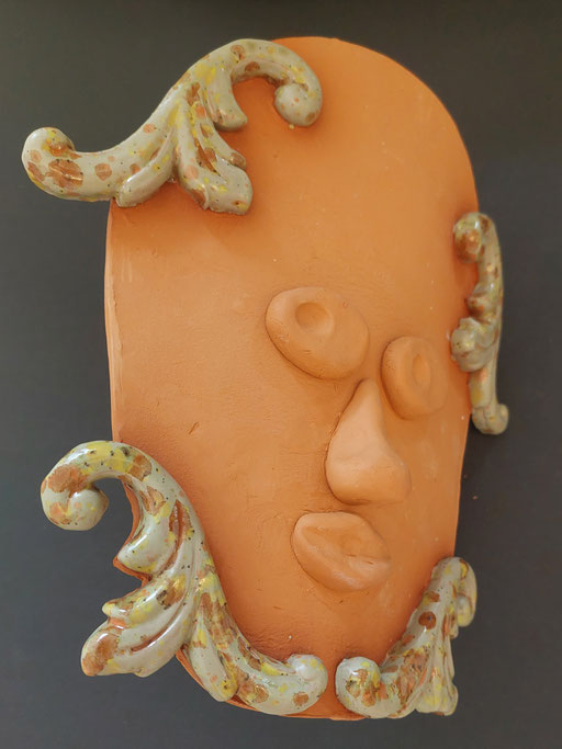 Zweiter... "Vier Bärtige" Keramik aus rotem Ton, teilweise glasiert, 25 cm hoch