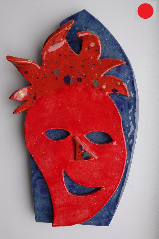 „Maske blau und rot“ Keramik aus weißem Ton blau und rot glasiert, 31cm hoch.