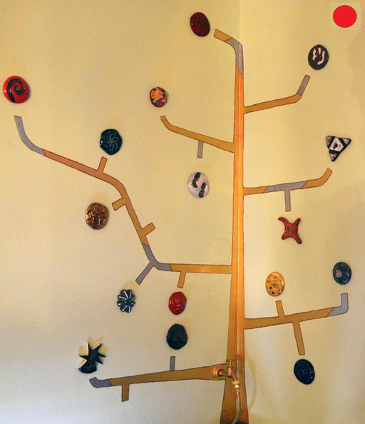 "Hundertwasserbaum" Keramiktaler aus weißem Ton bunt glasiert, 8cm Ø