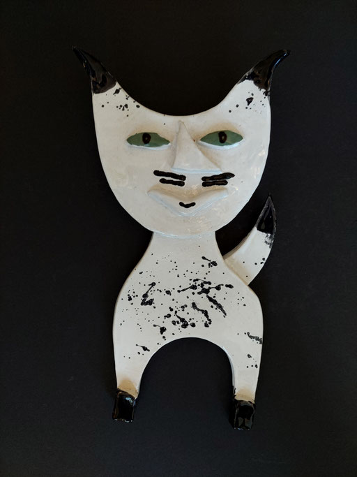"Weiße Katze" Keramik aus weißem Ton bunt glasiert, 23cm hoch