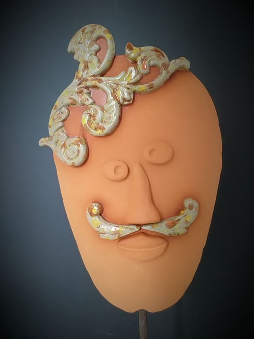 Dritter... "Vier Bärtige" Keramik aus rotem Ton, teilweise glasiert, 25 cm hoch
