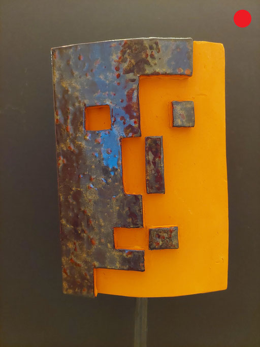"Binär" Keramik aus rotem Ton, teilweise glasiert, 20 cm hoch