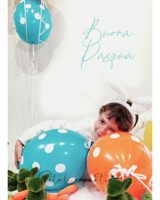 bambino vestito da coniglio di pasqua con palloncini colorati e coniglietti