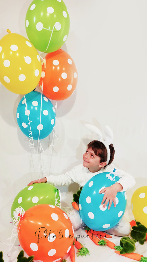 bambino vestito da coniglio di pasqua con palloncini colorati e coniglietti