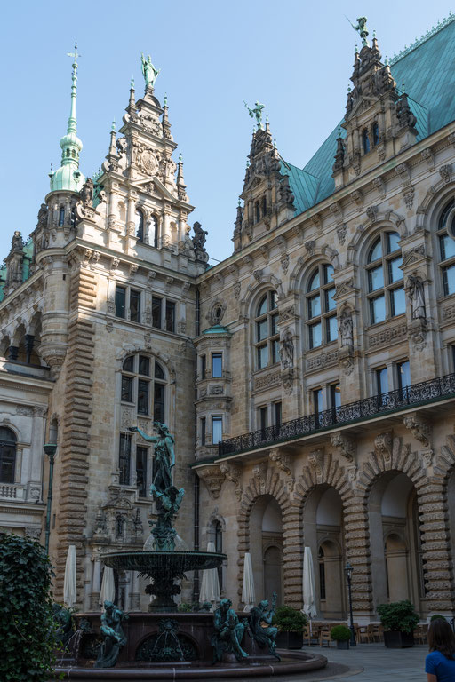 Das Hamburger Rathaus ist der Sitz der Bürgerschaft (Parlament) und des Senats (Landesregierung) der Freien und Hansestadt Hamburg.