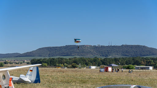 Der Fallschirmspringer aus dem Modellflugzeug kurz vor der Landung