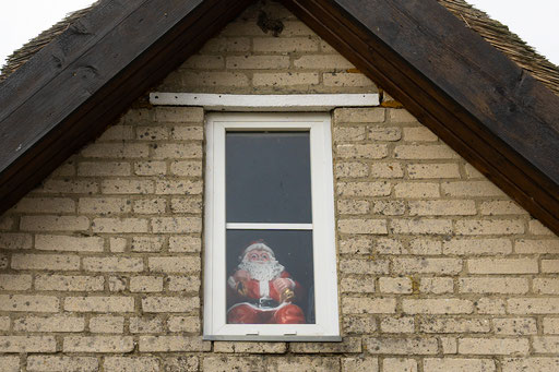 Sehnsüchtig blickt der Weihnachtmann aus dem Giebelfenster über die Ostsee und wartet auf Rudolph, auf sein Reindeer