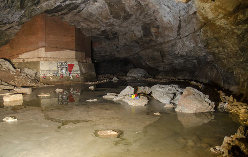 Gedenkstätte für die Gefangenen die in der Höhle zur Arbeit gezwungen wurden und teilweise dabei ihr Leben lassen mußten.