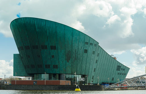 Grachtenrundfahrt in Amsterdam, Sciene Center Nemo