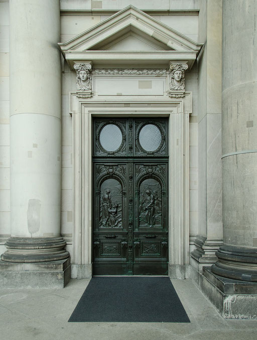 Berliner Dom, Eingangsportal